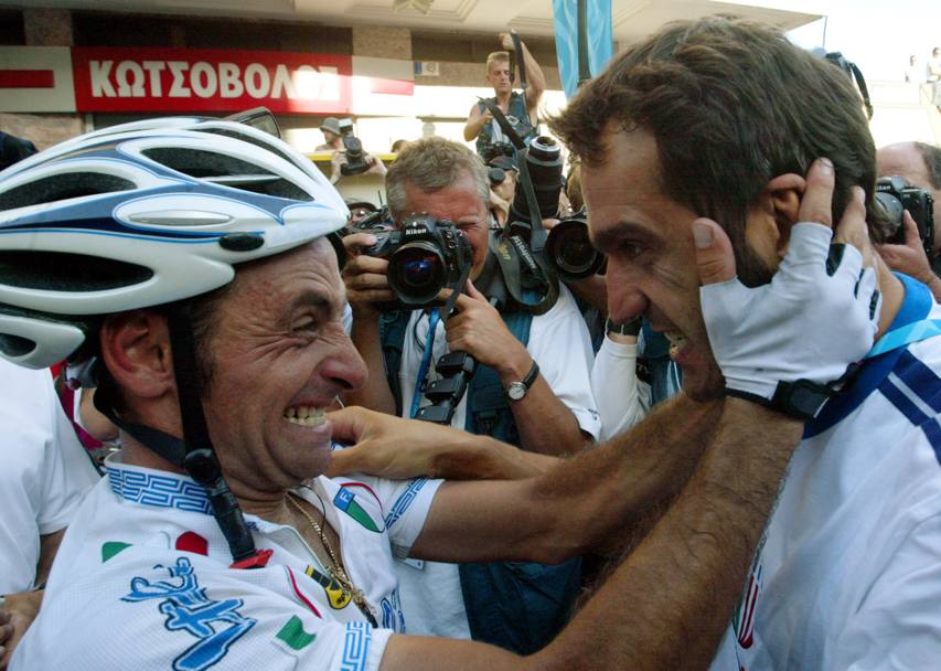 Olimpiade, Atene 2004. Paolo Bettini abbraccia Franco Ballerini. Ap
